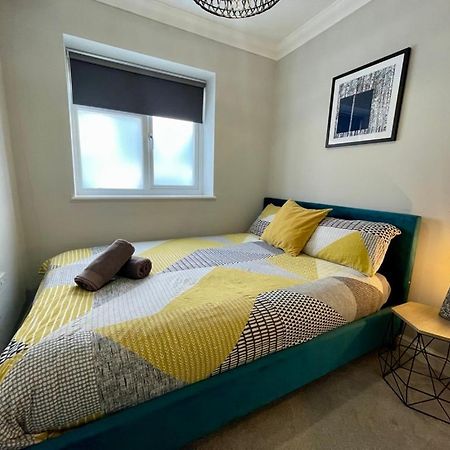 קארדיף Stylish Modern Two Bedroom Apartment With Garden מראה חיצוני תמונה