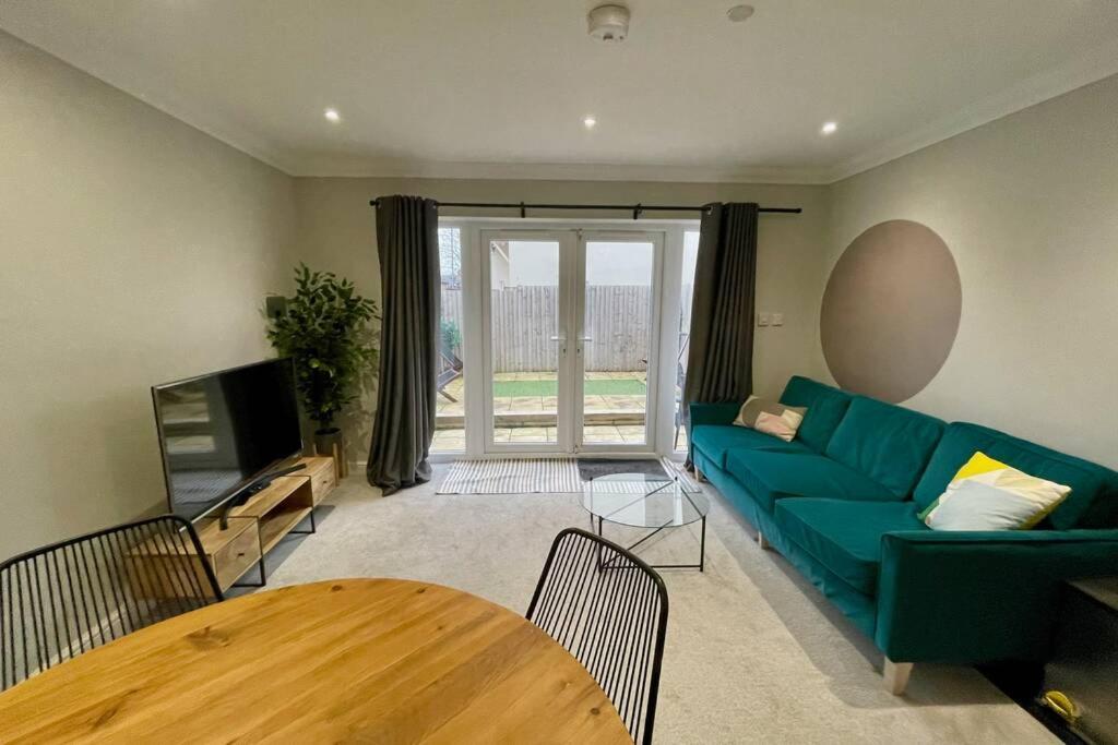 קארדיף Stylish Modern Two Bedroom Apartment With Garden מראה חיצוני תמונה