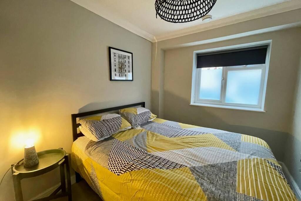 קארדיף Stylish Modern Two Bedroom Apartment With Garden מראה חיצוני תמונה